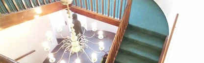 schodiště-obložené-kobercem-2