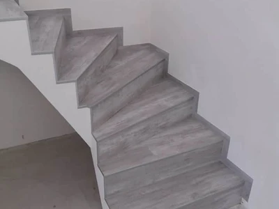 schody-z-vinylu-z-hliníkovou-lištou-1