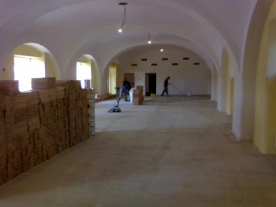 Taneční sál Měnín_dřevěné vlysy, broušení a lakování_2