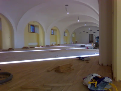 Taneční sál Měnín_dřevěné vlysy, broušení a lakování_3