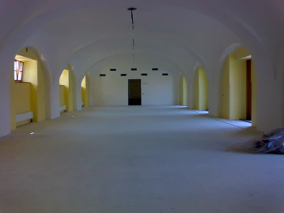 Taneční sál Měnín_dřevěné vlysy, broušení a lakování