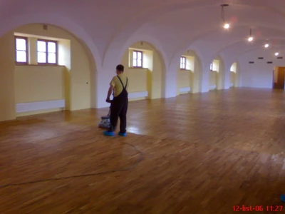 Taneční sál Měnín_dřevěné vlysy, broušení a lakování_4