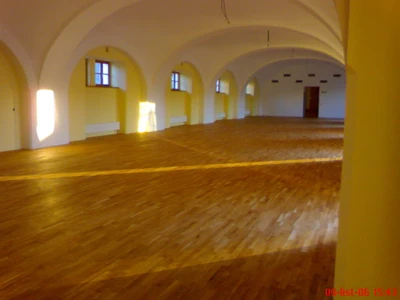 Taneční sál Měnín_dřevěné vlysy, broušení a lakování_5